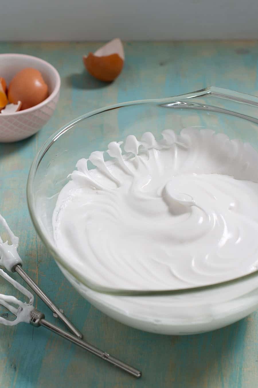 Seven Minute Frosting - I show you how to make seven minute frosting! It's a super easy frosting recipe which will give a retro feel to any cake! - www.cupofzest.com
